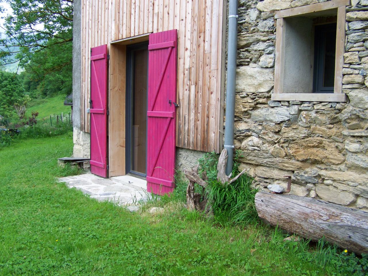 Porte fenêtre donnant dans le jardin